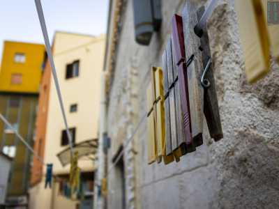 ...come testimoniano le mollette colorate che affollano i fili per stendere il bucato sistemati accanto all�ingresso della casa